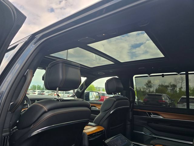 Used 2025 Jeep Grand Wagoneer Series III w/ HD Trailer Tow Package AWD/4WD image 19