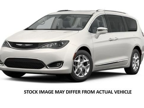 Used 2017 Chrysler Pacifica LX image 1
