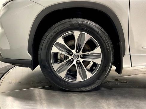 Used 2023 Toyota Highlander XLE AWD/4WD image 9