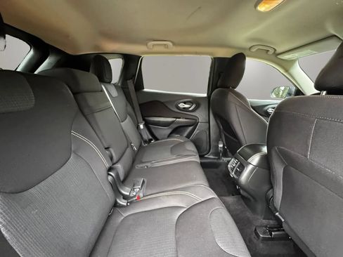 Used 2016 Jeep Cherokee Latitude w/ Safety/Convenience Group FWD image 18