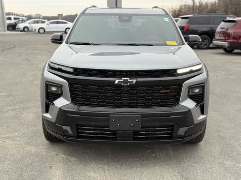 Used 2025 Chevrolet Traverse RS image 2