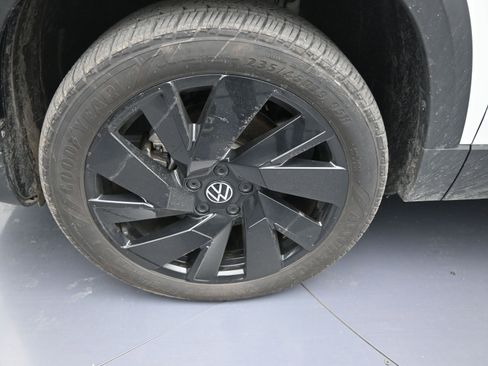 Used 2024 Volkswagen Taos SE w/ Panoramic Sunroof Package image 10