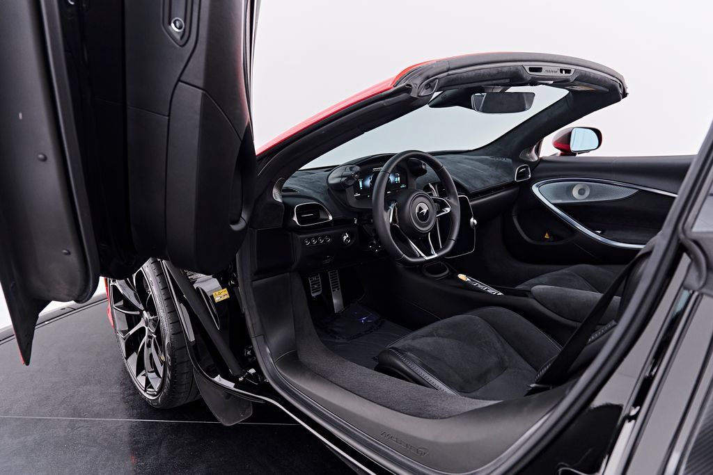 Used 2025 McLaren Artura Spider RWD image 44