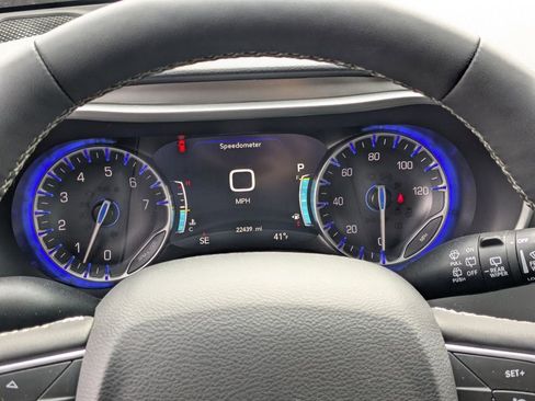 Used 2025 Chrysler Pacifica Select image 19