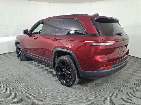 Used 2023 Jeep Grand Cherokee Altitude image 8