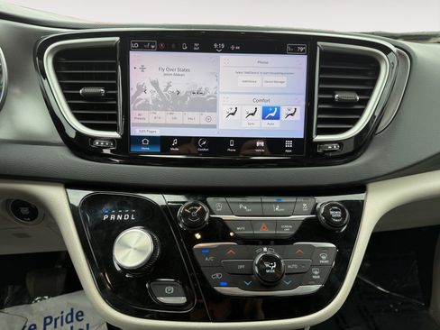 Used 2024 Chrysler Pacifica Touring-L FWD image 11