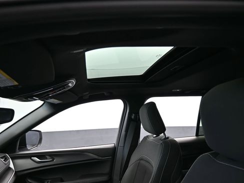 Used 2024 Jeep Grand Cherokee Laredo X image 11