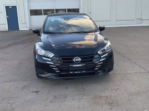 Used 2023 Nissan Versa SV image 3