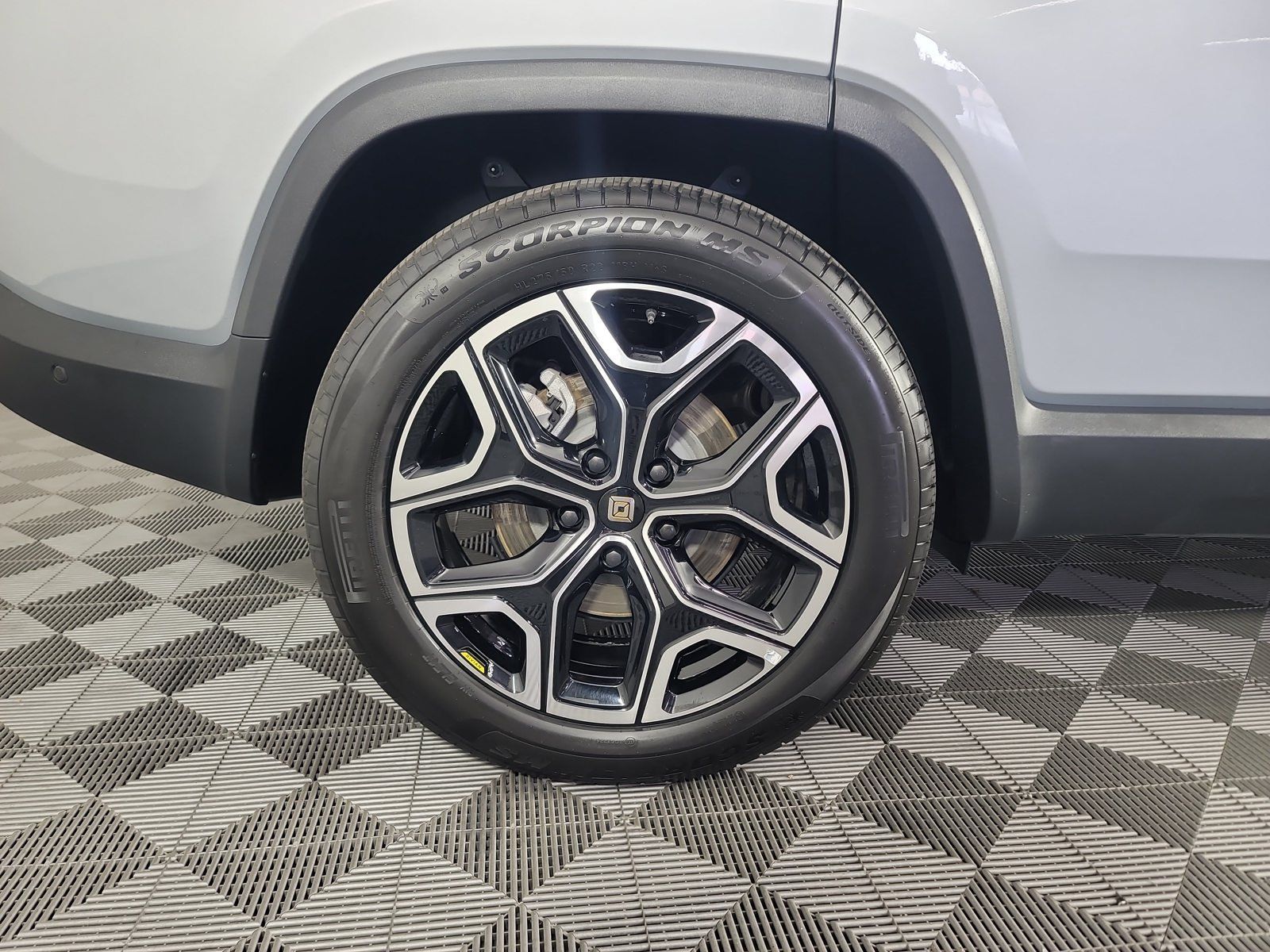 Used 2025 Rivian R1S Adventure Dual AWD/4WD image 12