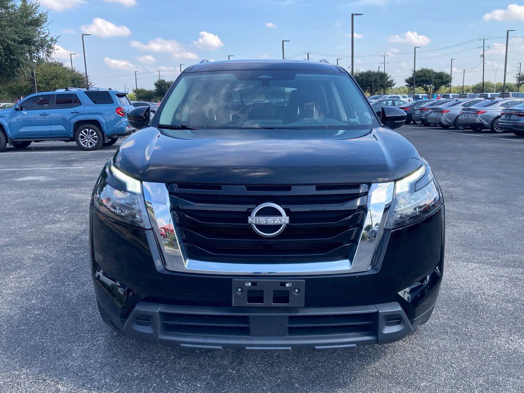 Used 2025 Nissan Pathfinder SV FWD image 2