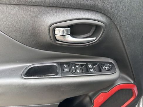 Used 2020 Jeep Renegade Trailhawk image 9