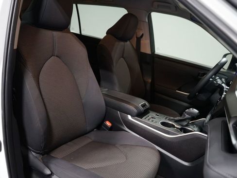 Certified 2024 Toyota Highlander LE image 28