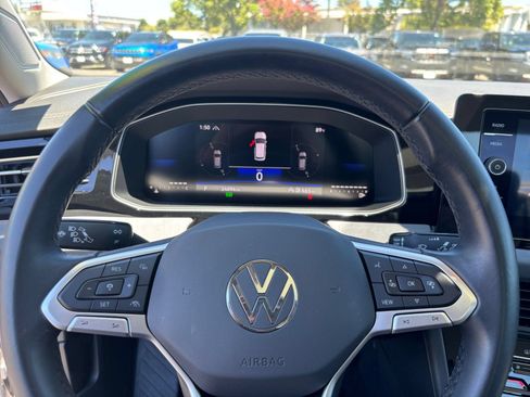 Used 2025 Volkswagen Jetta SE FWD image 28