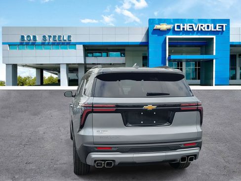 Used 2025 Chevrolet Traverse LT image 4