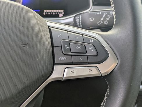 Used 2025 Volkswagen Taos SE w/ Panoramic Sunroof Package image 33