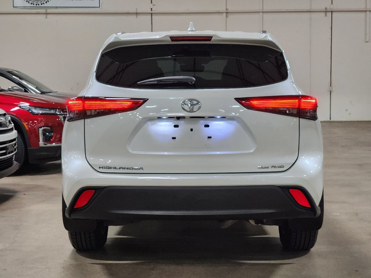Used 2021 Toyota Highlander XLE AWD/4WD image 10