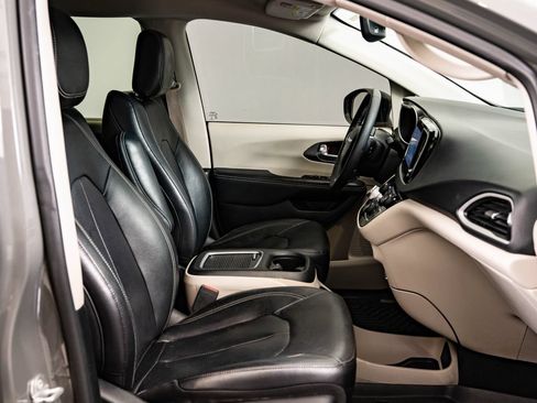 Used 2022 Chrysler Pacifica Touring-L FWD image 24