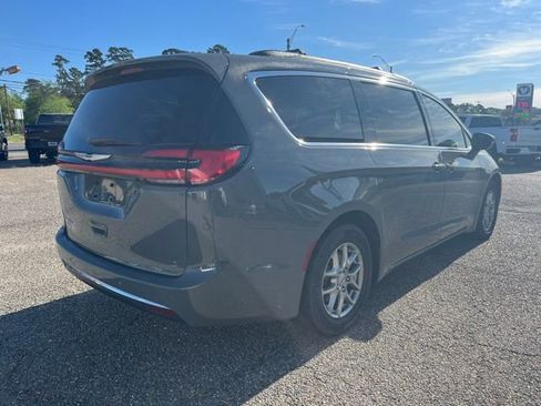 Used 2021 Chrysler Pacifica Touring image 4