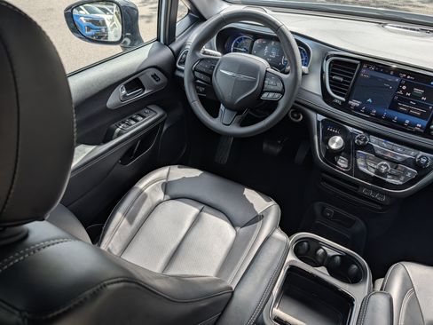 Used 2024 Chrysler Pacifica Limited FWD image 9
