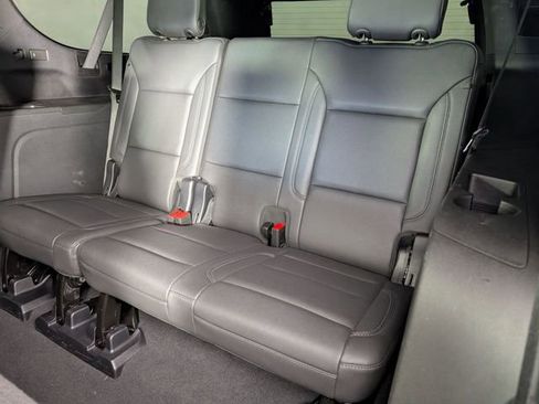 Used 2025 Chevrolet Suburban Z71 image 29