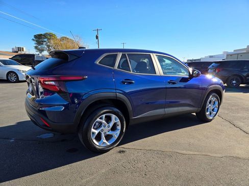 Used 2024 Chevrolet Trax LS w/ LS Convenience Package image 5
