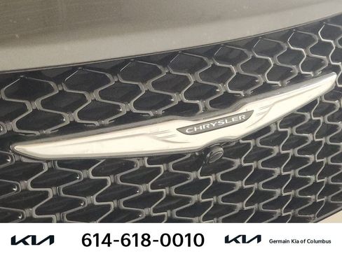 Used 2022 Chrysler Pacifica Touring-L image 13