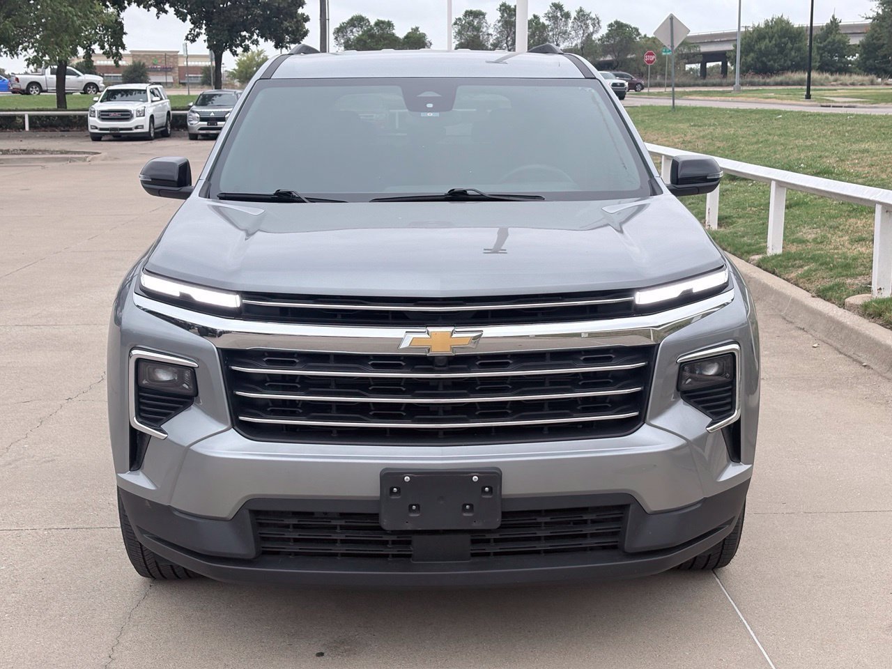 Used 2025 Chevrolet Traverse LT FWD image 2