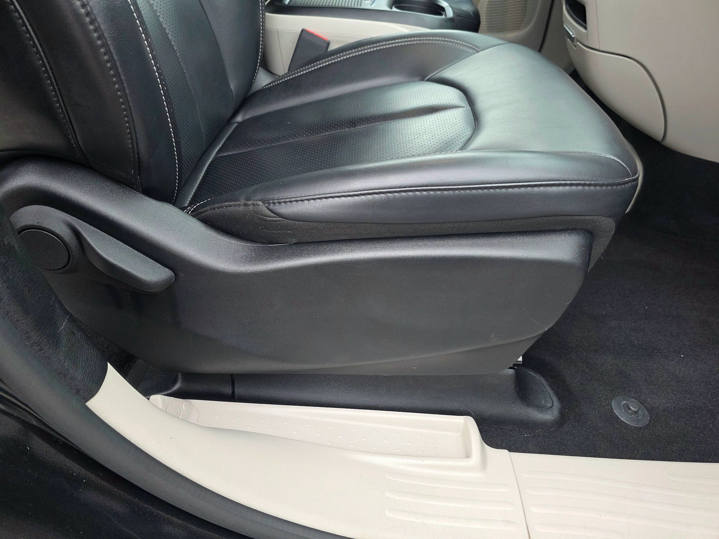Used 2023 Chrysler Pacifica Touring-L FWD image 51