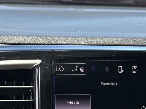 Used 2023 Chrysler Pacifica Touring-L FWD image 24