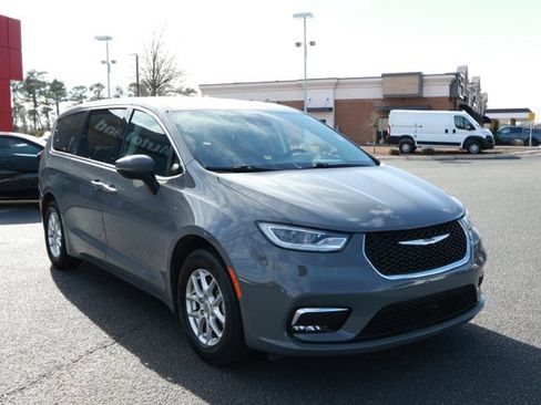 Used 2023 Chrysler Pacifica Touring-L image 3