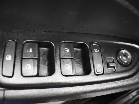 Used 2023 Hyundai Venue SE image 21