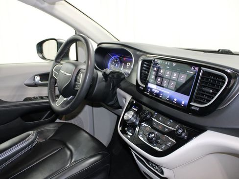 Used 2023 Chrysler Pacifica Touring-L FWD image 34