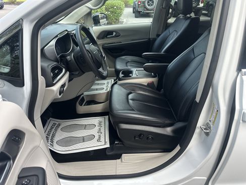 Used 2024 Chrysler Pacifica Touring-L FWD image 12