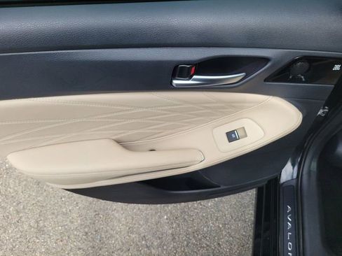 Used 2019 Toyota Avalon Limited image 9