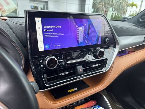 Used 2023 Toyota Highlander Platinum image 4