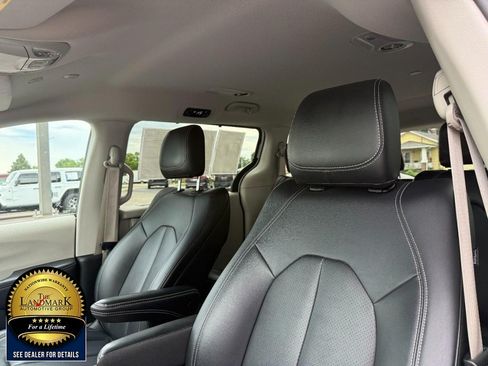 Used 2024 Chrysler Pacifica Touring-L FWD image 9