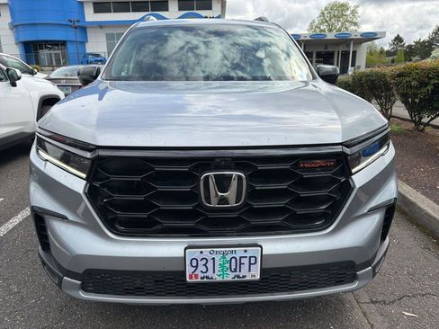 Used 2025 Honda Pilot TrailSport image 2