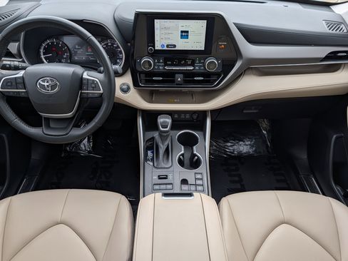 Used 2023 Toyota Highlander XLE AWD/4WD image 10
