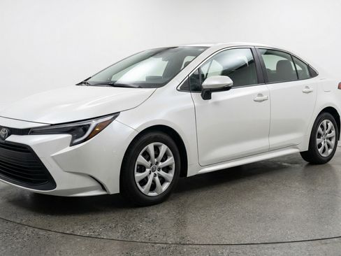 Used 2025 Toyota Corolla LE FWD image 3