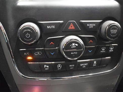 Used 2018 Jeep Grand Cherokee Laredo image 30