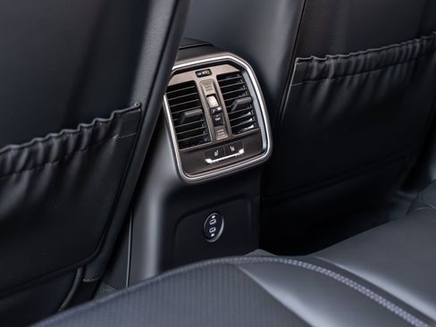 Certified 2026 Porsche Macan AWD/4WD image 38