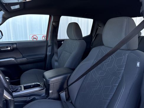 Used 2016 Toyota Tacoma TRD Sport image 12