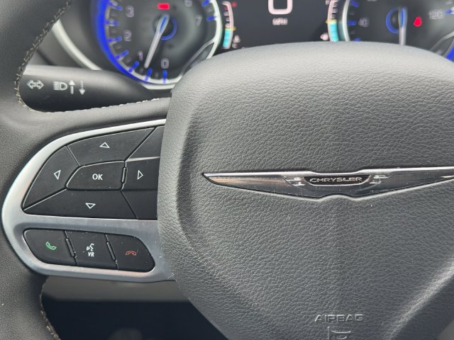 Certified 2024 Chrysler Pacifica Touring-L FWD image 25