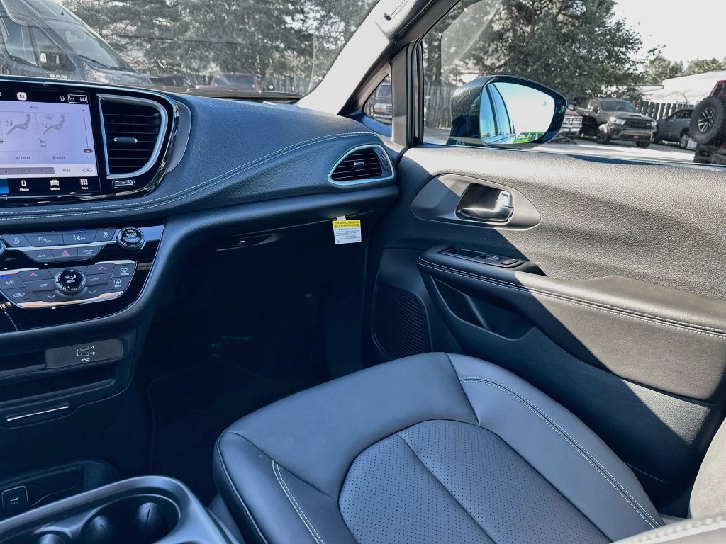 New 2027 Chrysler Pacifica Select FWD image 28