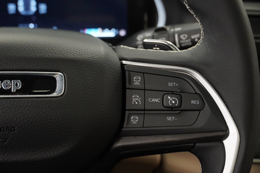Certified 2025 Jeep Grand Cherokee Limited AWD/4WD image 35