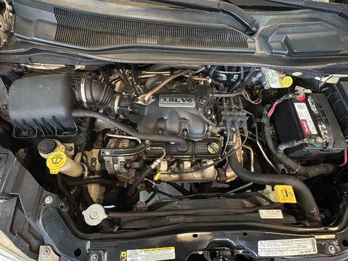 Used 2010 Chrysler Town & Country Touring FWD image 28