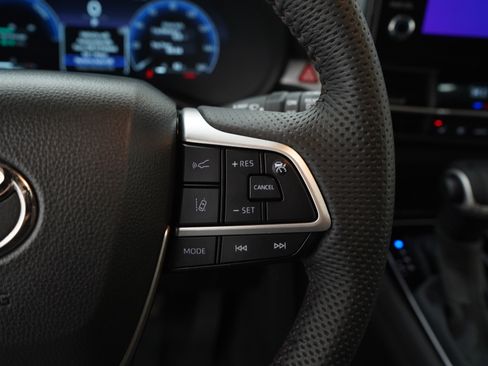 Used 2025 Toyota Sienna Limited image 30