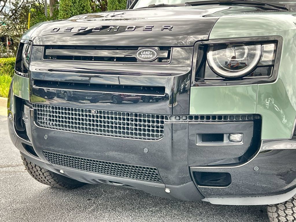 New 2026 Land Rover Defender 110 AWD/4WD image 9
