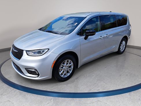 New 2026 Chrysler Pacifica Select image 1