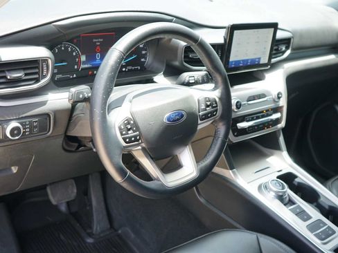Used 2022 Ford Explorer XLT w/ Equipment Group 202A RWD image 8